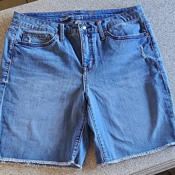 Seven7 Sunset Bermuda Fray Hem Jean Shorts Size 12 - Picture 2 of 13